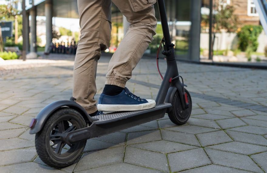 Divatā uz skrejriteņa: Salaspilī policija soda nepilngadīgos