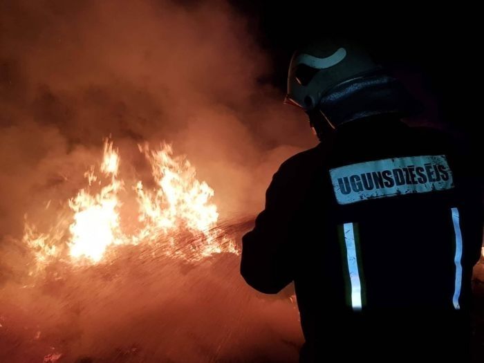 Divi cilvēki gājuši bojā ugunsgrēkā Olaines novadā