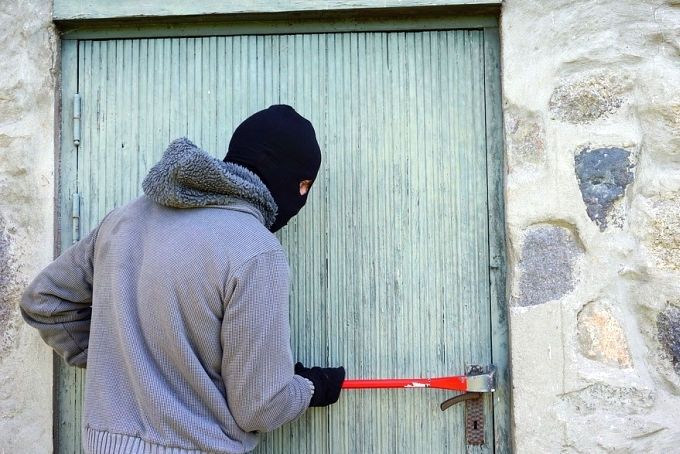 Diviem vīriešiem piespriež piespiedu darbu par akumulatoru zādzību no armijas noliktavas Kadagā