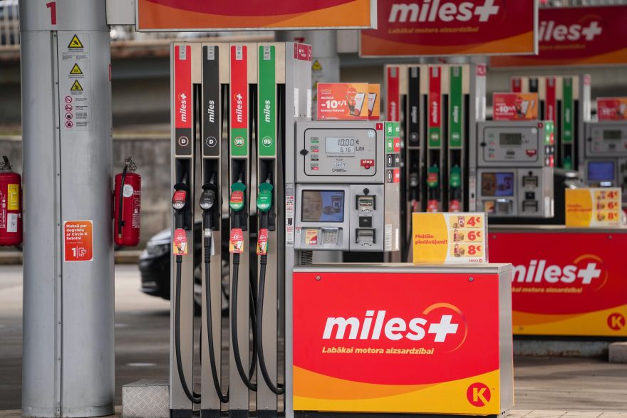 Dīzeļdegvielas cena Latvijā sāk pārsniegt 2 eiro litrā