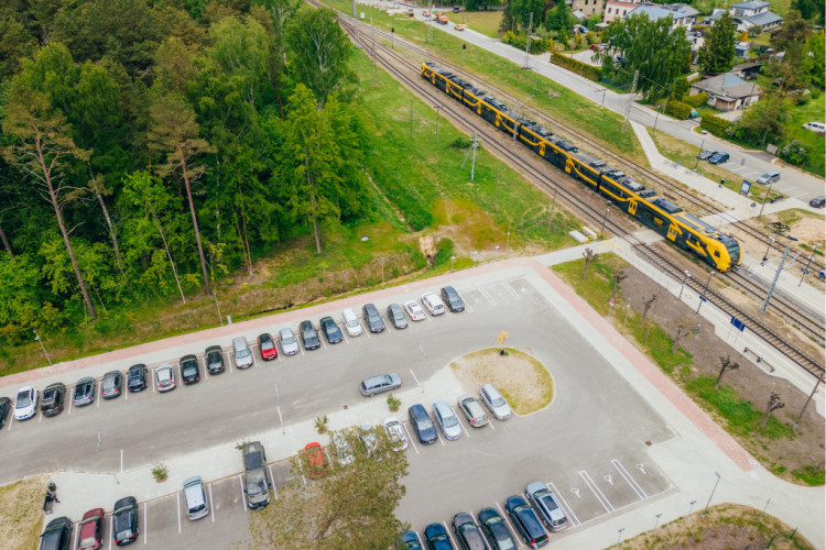 FOTO: Gandrīz gatavs jaunais mobilitātes punkts pie Saulkrastu stacijas; kā risinās problēmu Smilšu ielā?