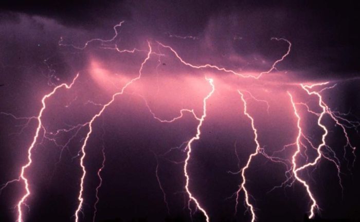 Draudīgi negaisa mākoņi no Polijas tuvojas Latvijai