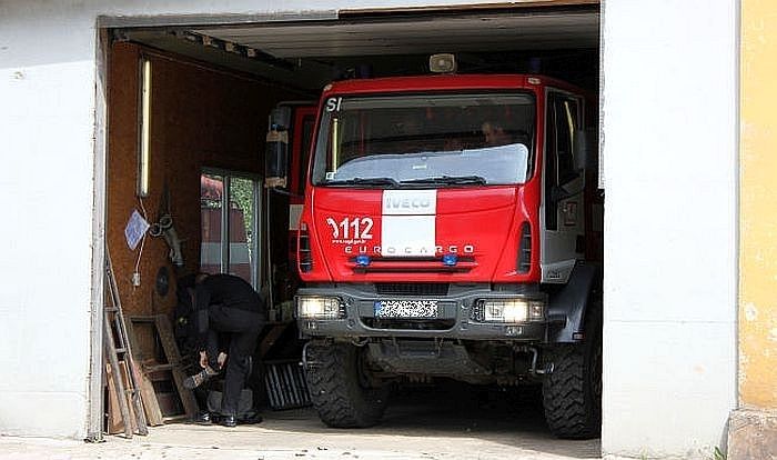 Dreiliņos dedzis dzīvojamais vagons, Jūrmalā – malkas šķūnis