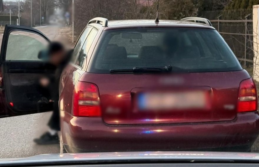 Dreiliņos jaunietis bez autovadīšanas tiesībām "ved mātei" nelegālas e-cigaretes