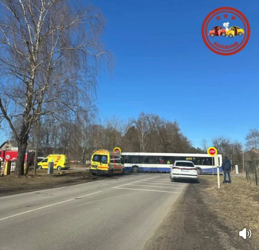 Dreiliņos vieglās automašīnas un satiksmes autobusa sadursmē cietuši četri cilvēki