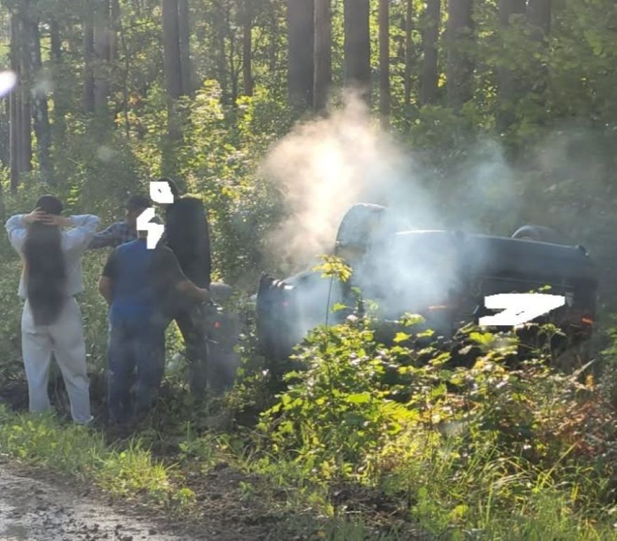 Drifts, svešs auto un nekādu tiesību – Ulbrokā jauniešu brauciens beidzas uz jumta
