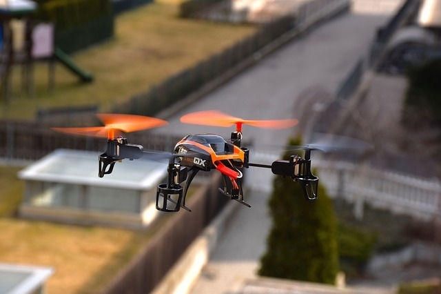 Dronu piloti par gaisa telpas ierobežojumu neievērošanu riskē saņemt līdz 3000 eiro lielus sodus