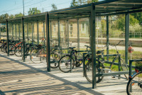 FOTO: Gandrīz gatavs jaunais mobilitātes punkts pie Saulkrastu stacijas; kā risinās problēmu Smilšu ielā?