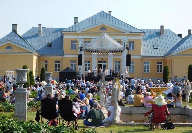Dziedātāji un mākslinieki aicina uz koncertu "Uzcel savu baznīcu!"