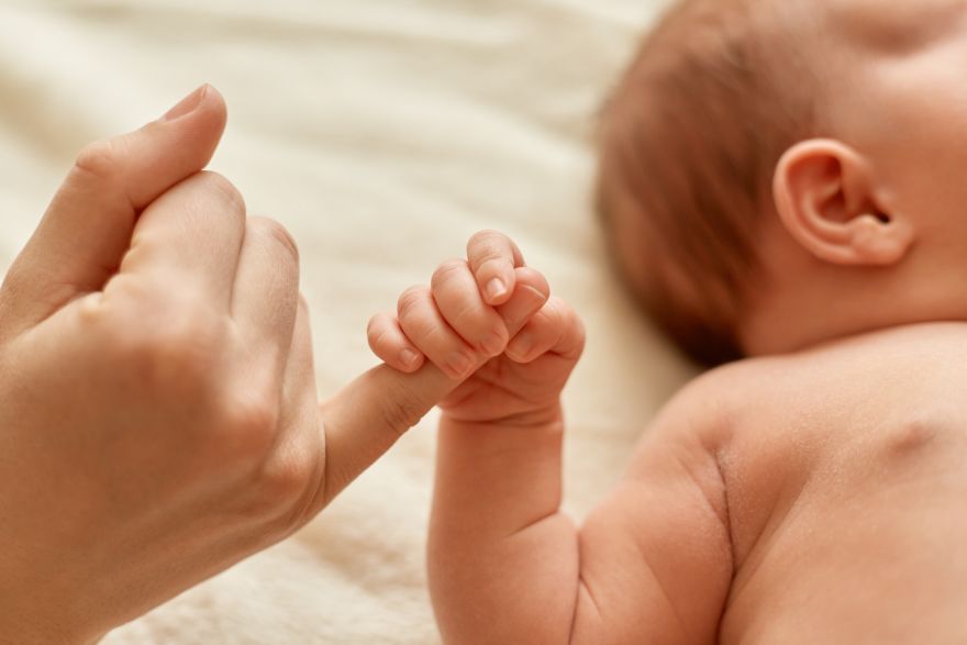 Dzimstība Latvijā turpina kristies - statistika atklāj satraucošu ainu