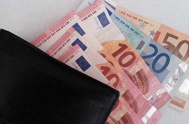 Ekonomists: Šī gada nogalē vidējā alga Latvijā varētu sasniegt 1100 eiro