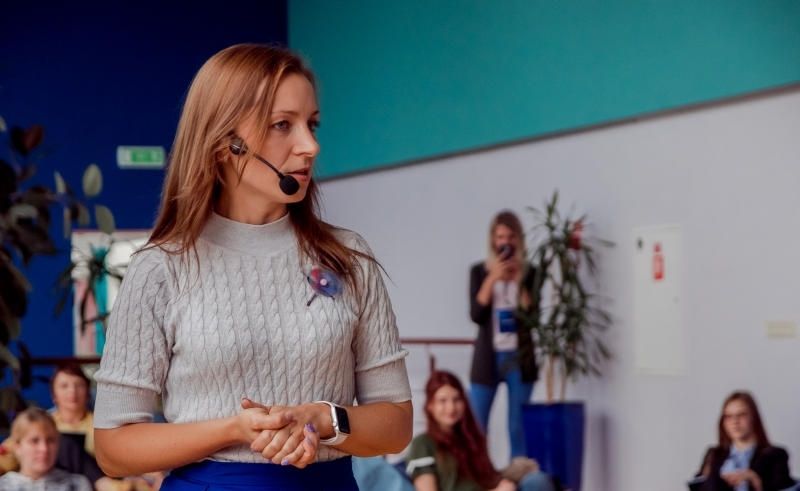 Eksperte: Kas slēpjas aiz influenceru vieglā darba fasādes?