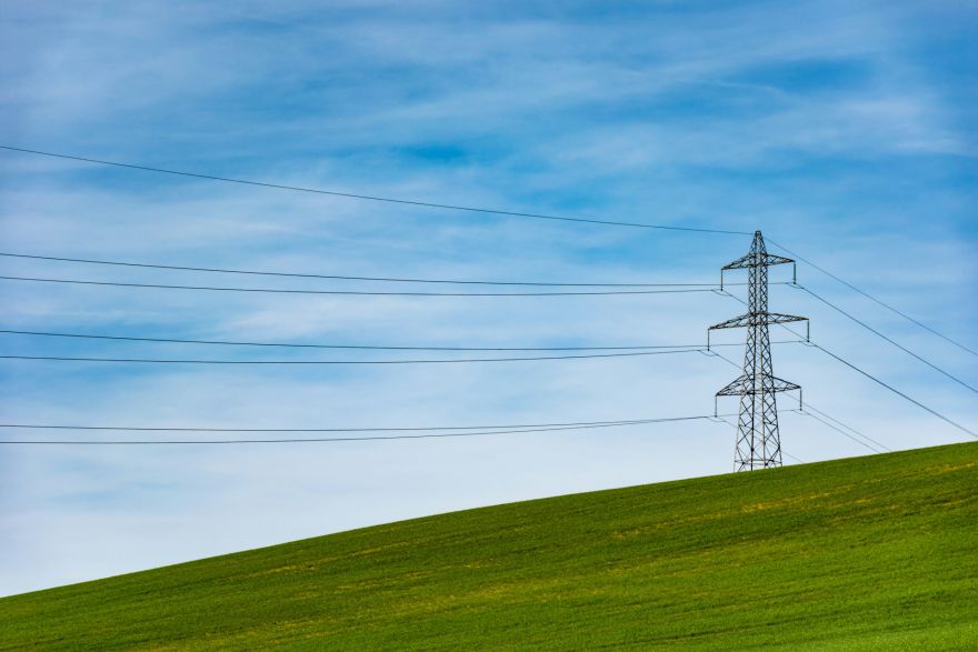 Eksperti brīdina: vasarā strauji pieaug elektrotraumu skaits; kā pasargāt sevi un bērnus?