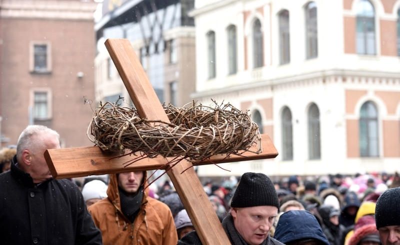Ekumeniskais Krusta ceļš Rīgā pulcē aptuveni 1000 cilvēkus