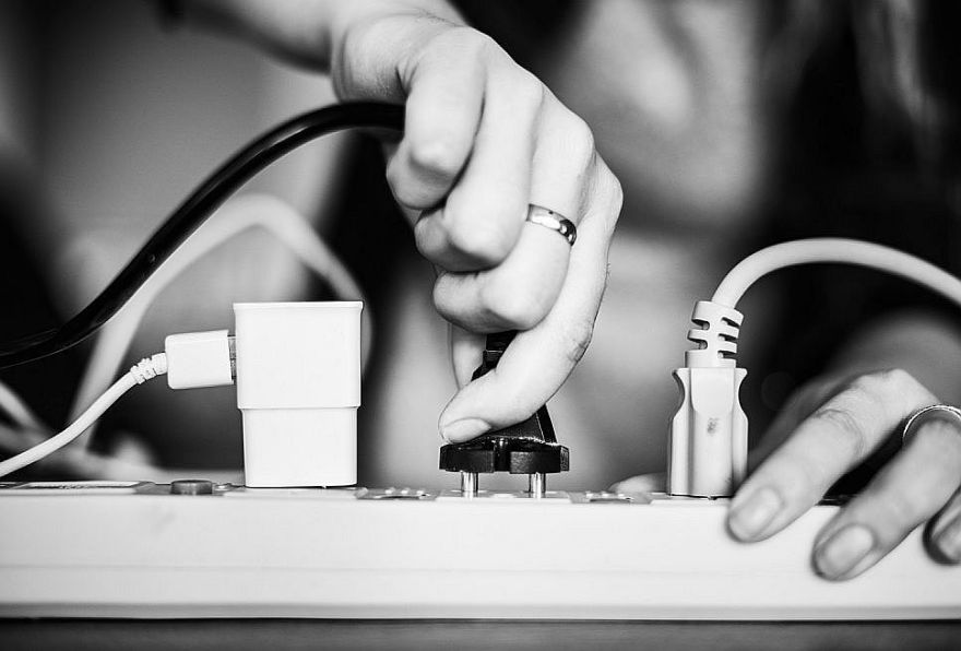 Elektrodrošība mājās: kā ikdienas paradumi var pasargāt no negadījumiem