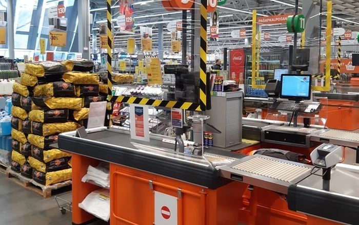EM: Saimniecības preču veikalu darbība tirdzniecības centros brīvdienās nav atļauta