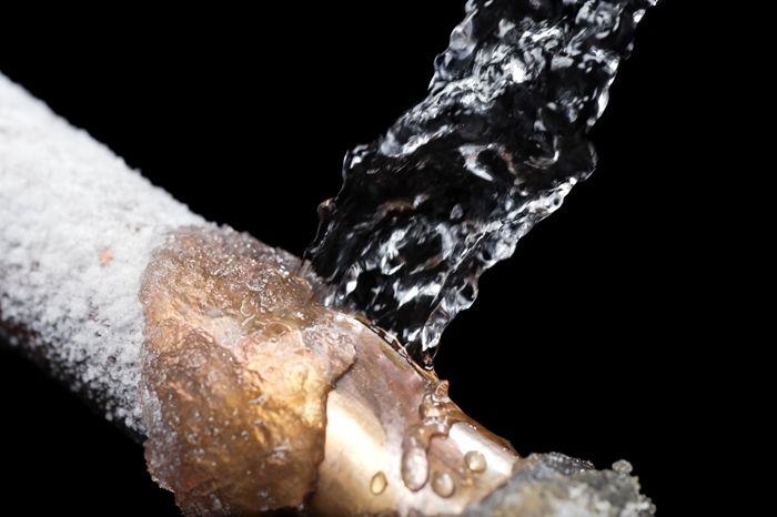 Enerģētiķu ielā Salaspilī plīsis ūdensvads, ierobežota satiksme