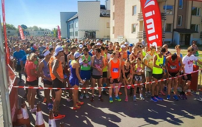 "Ezerkauliņu" Salaspils pilsētas pusmaratons pulcē vairāk nekā 600 skrējēju