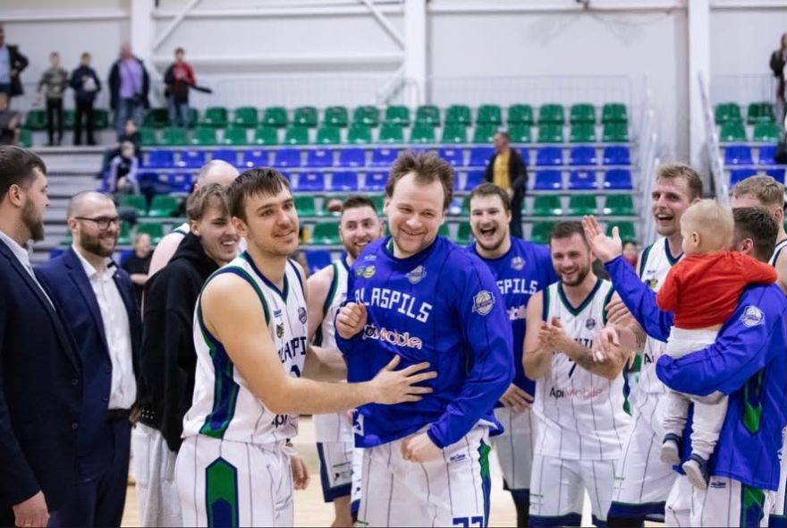 FIBA diskvalificē Elviju Frīdenbergu: par ko sodīts Latvijas basketbolists?