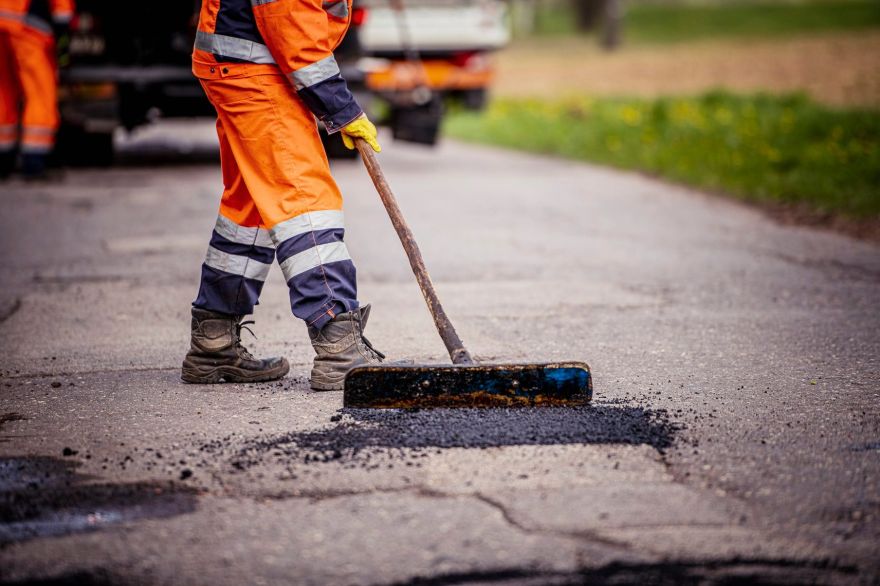Finansējuma trūkuma dēļ ceļus tikai "pielāpīs"