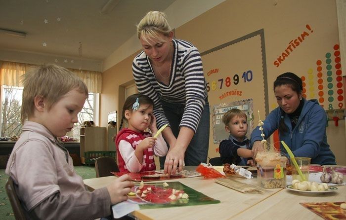 FM tomēr saskaņojusi lielāku finansējumu piemaksām bērnudārzu pedagogiem un atbalsta personālam