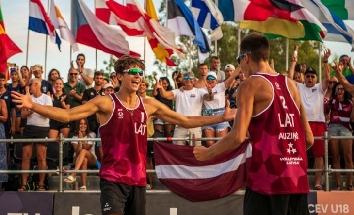 Fokerots/Auziņš finālā pārspēj Bulgaču/Teteri un izcīna zeltu pasaules U-19 čempionātā pludmales volejbolā