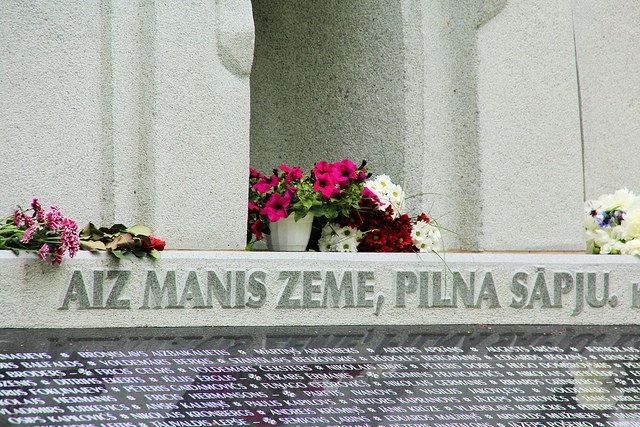 FOTO: Ādažos godina komunistiskā genocīda upuru piemiņu