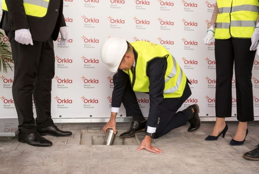 Foto: Ādažos iemūrēta kapsula modernākajai cepumu ražotnei Ziemeļeiropā