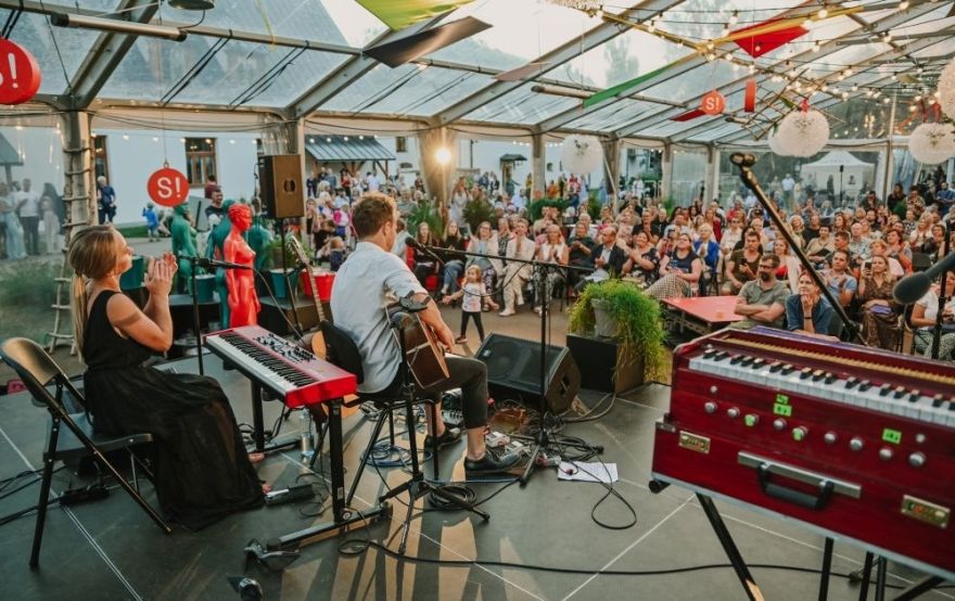 Foto: Aijas Andrejevas un Jāņa Aišpura "12 stāsti vasaras vakaram" saulainajā Siguldas pils paviljonā