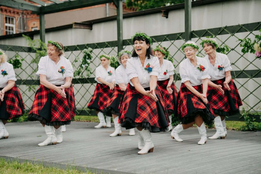 FOTO: Ar dziesmām, dejām un gardumiem Ādažos ielīgo vasaras saulgriežus