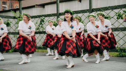 Attēls rakstam: FOTO: Ar dziesmām, dejām un gardumiem Ādažos ielīgo vasaras saulgriežus