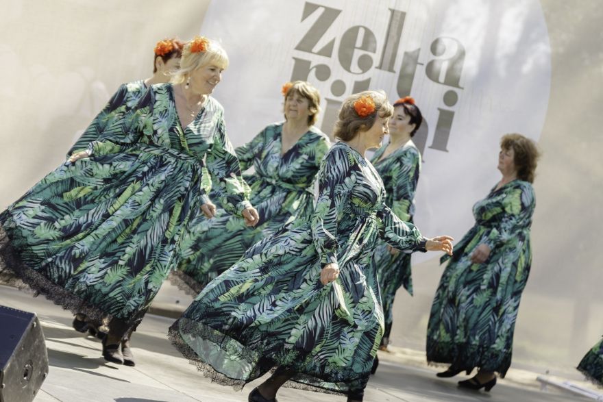 Foto: Ar dziesmām, dejām un sirsnību Morē atklāta festivāla "Zelta ritmi" tūre