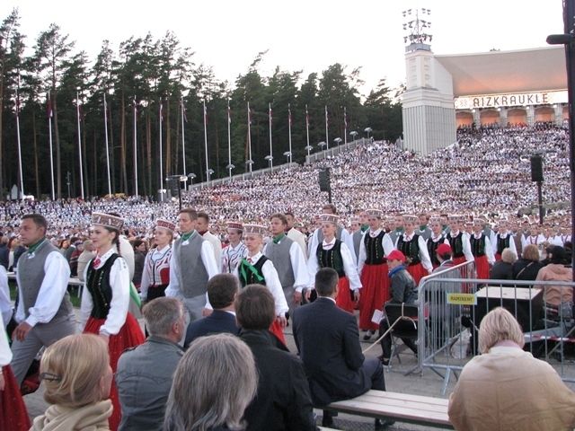 FOTO: Ar "Pūt, vējiņi" un vērienīgu sadziedāšanos izskan XXVI dziesmu svētki