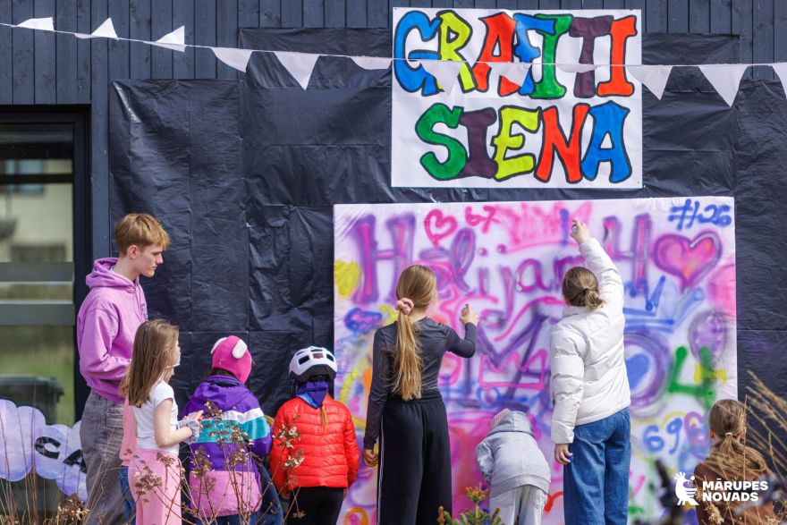 Foto: Ar sportu, radošumu un mūziku nosvinēta jauniešu centra "Hēlijs" dzimšanas diena