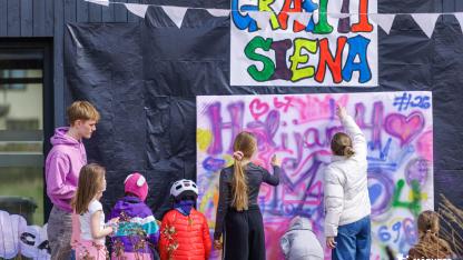 Attēls rakstam: Foto: Ar sportu, radošumu un mūziku nosvinēta jauniešu centra "Hēlijs" dzimšanas diena