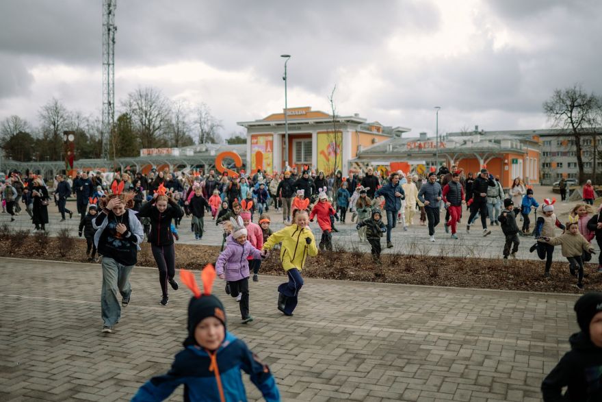 Foto: Ar Zaķu olimpisko skrējienu Siguldā startējis Šūpoļu festivāls