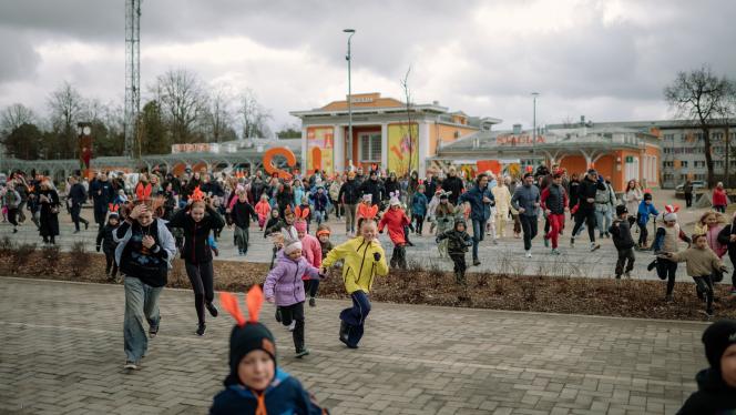 Attēls rakstam: Foto: Ar Zaķu olimpisko skrējienu Siguldā startējis Šūpoļu festivāls