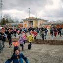 Attēls rakstam: Foto: Ar Zaķu olimpisko skrējienu Siguldā startējis Šūpoļu festivāls