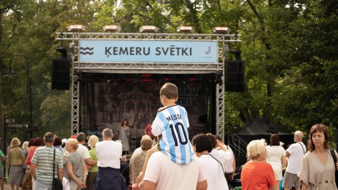 Attēls rakstam: FOTO: Atrodi sevi bildēs! Ķemeri svin svētkus, uz skatuves kāpjot virknei izcilu mākslinieku