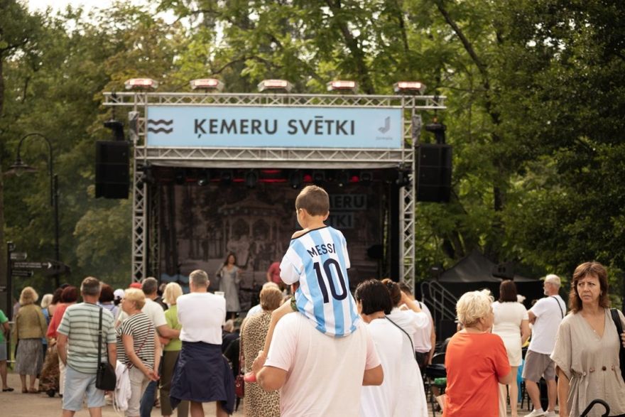 FOTO: Atrodi sevi bildēs! Ķemeri svin svētkus, uz skatuves kāpjot virknei izcilu mākslinieku