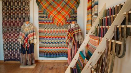 Attēls rakstam: FOTO: Aušanas ceļš 65 gadu garumā. Siguldā skatāma krāšņa tekstīliju izstāde