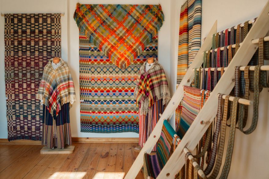 FOTO: Aušanas ceļš 65 gadu garumā. Siguldā skatāma krāšņa tekstīliju izstāde