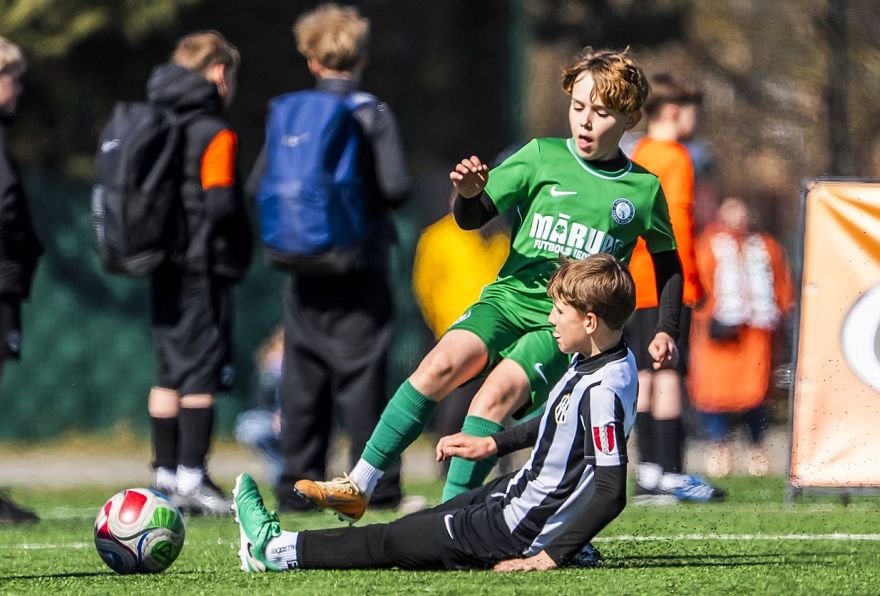Foto: Azarts, neatlaidība un spēles prieks bērnu futbola turnīrā Mārupes novadā