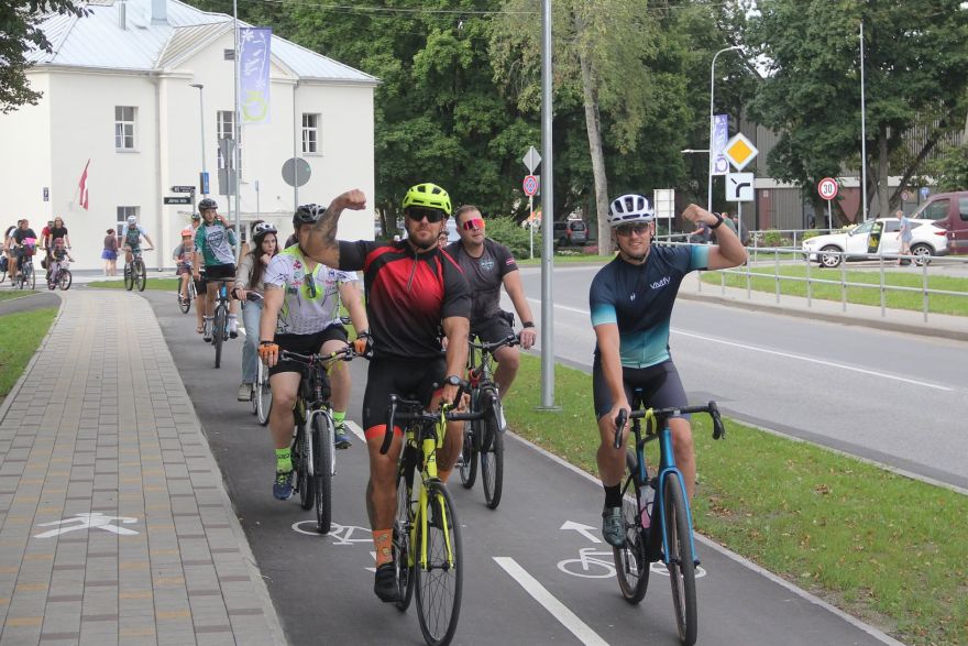 FOTO. Carnikavā svinīgi atklāts veloceliņš un Mobilitātes punkts