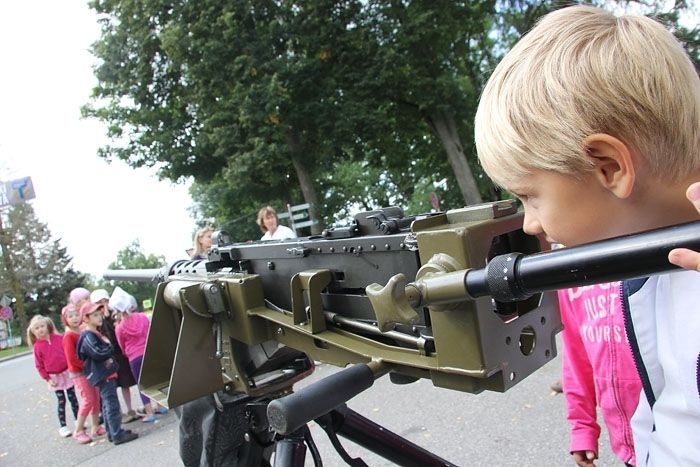 FOTO: Carnikavieši izmanto iespēju aplūkot armijas ekipējumu tuvplānā