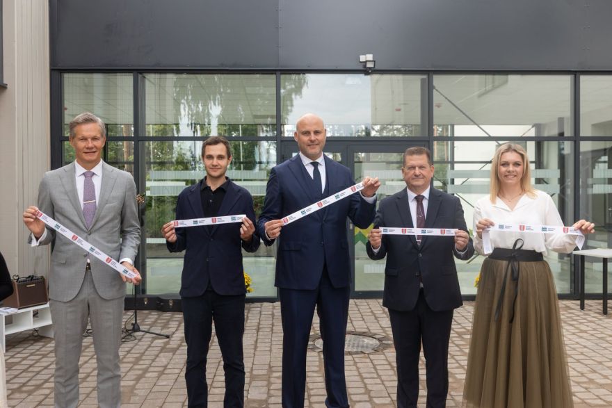 FOTO: Četras pirmās klases un arvien vairāk skolēnu – Berģu skolā atklāj jaunas telpas