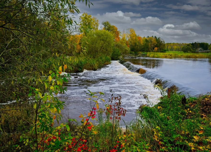 FOTO: Cik skaisti! Lūk, kā rudens apglezno Latviju – krāšņi kadri no Ropažiem