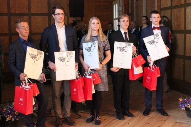 FOTO: Cildināti Imanta Ziedoņa fonda "Viegli" apbalvojuma "Laiks Ziedonim" laureāti