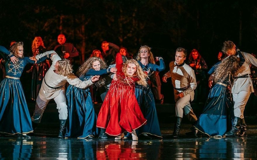 Foto: Deju ansambļa "Daiļrade" folkbaleta pirmizrāde "Cik Saules mūsos" Ādažos izpelnas vētrainus aplausus