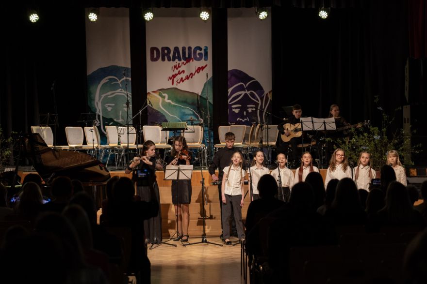 FOTO: Draugi vienas upes krastos - koncertā un izstādē vienojas Ropažu novada mūzikas un mākslas skolas